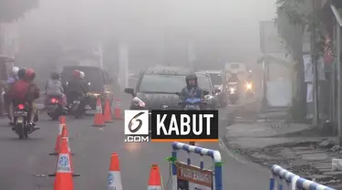 Suidah sepekan kabut dan suhu dingin menyelimuti wilayah Bandung Barat. Jarak pandang pengendara terbatas, wisatawan yang menuju arah Lembang diimbau untuk berhati-hati. Kabut turun di pagi dan sore hari.