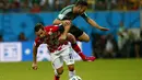 Gelandang Kroasia, Darijo Srna (kiri) berebut bola dengan pemain belakang Meksiko, Miguel Layun, di laga penutup penyisihan Piala Dunia Grup A di Stadion Pernambuco, Recife, Brasil, (24/6/2014). (REUTERS/Eddie Keogh)