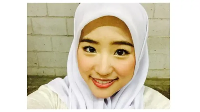Seleb Non Muslim Ini Tampil Mempesona Dengan Berhijab