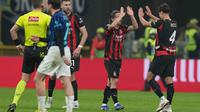 Kemenangan ini membuat Rossoneri, memangkas defisit poin dari Inter Milan menjadi tujuh poin dan bertengger di posisi dua klasemen. Tampak dalam foto, pemain AC Milan, Luka Modric dan Samuele Ricci merayakan kemenangan setelah pertandingan pekan ke-28 Serie A Italia 2025/2026 melawan Inter Milan, di Stadion San Siro, Minggu 8 Maret 2026 waktu setempat atau Senin (9/3/2026) dini hari WIB. (AP Photo/Antonio Calanni)