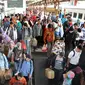 Sejumlah pemudik sudah melakukan arus balik dengan mengunakan kereta api di Stasiun Senen, Jakarta, Senin, (20/7/2015). Dipredeksikan puncak arus balik di stasiun pasar senen akan terjadi pada hari Selasa atau Rabu. (Liputan6.com/Herman Zakharia)