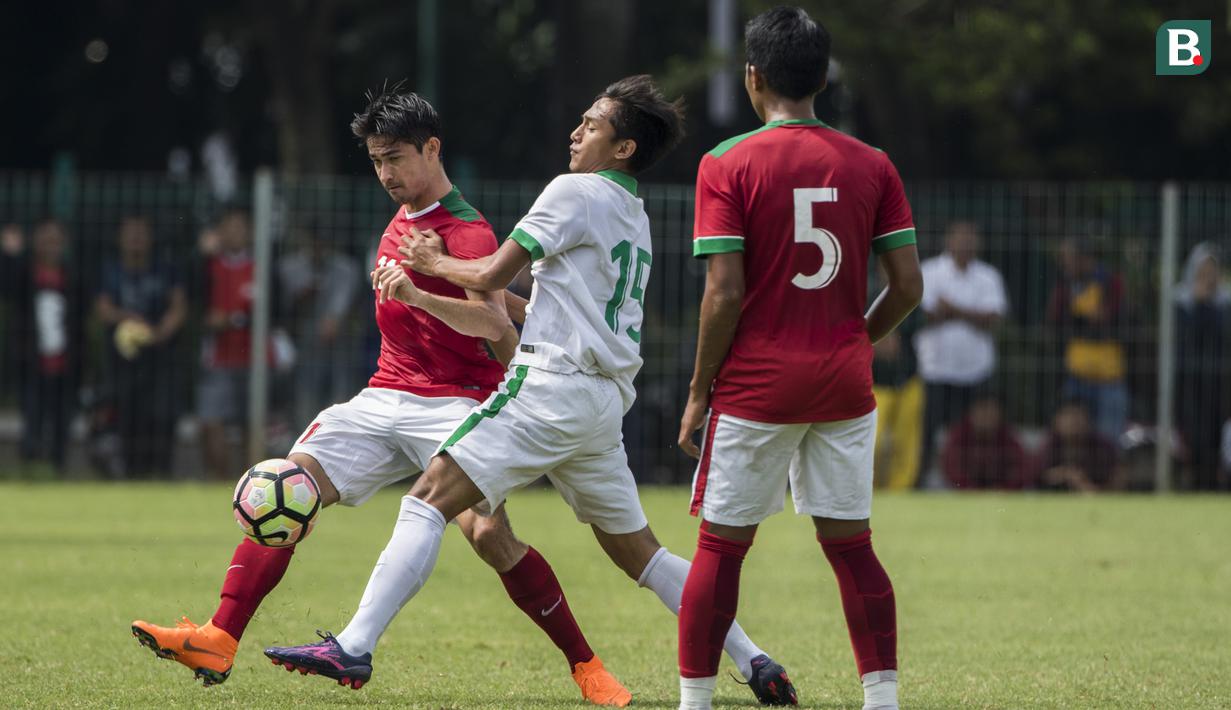 Bek Timnas Indonesia U-23, Gavin Kwan, berebut dengan striker Timnas Indonesia U-19, Hanis Saghara, saat uji coba di Lapangan ABC Senayan, Jakarta, Sabtu (24/2/2018). Timnas U-23 menang 5-0 atas Timnas U-19. (Bola.com/Vitalis Yogi Trisna)