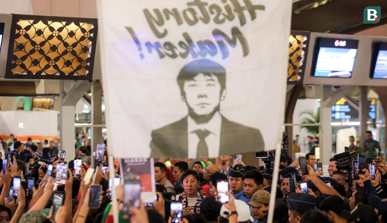 <p>Mantan pelatih Timnas Indonesia, Shin Tae-yong di tengah suporter dan masyarakat saat kembali ke negaranya melalui terminal 3 Bandara Soekarno-Hatta, Tangerang, Banten, Minggu (26/01/2025). (Bola.com/Bagaskara Lazuardi)</p>