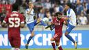 Gelandang Liverpool, Mohamed Salah, berebut bola dengan bek Hertha BSC, Fabian Lustenberger, pada laga persahabatan di Stadion Olympia, Berlin, Sabtu (29/7/2017). Hertha kalah 0-3 dari Liverpool. (AP/Soeren Stache)
