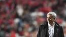 Pelatih Manchester United, Jose Mourinho, tersenyum usai tim nya menang atas Benfica pada laga Liga Champions di Stadion Luz, Kamis (19/10/2017). Manchester United menang 1-0 atas Benfica. (AFP/Patricia De Melo Moreira)