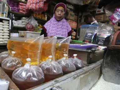 Suasana salah satu kios sembako di Pasar Senen, Jakarta, Senin (28/12/2015). Menjelang akhir tahun harga sejumlah kebutuhan pokok di pasar tradisional rata-rata mengalami kenaikan hingga 20%. (Liputan6.com/Angga Yuniar)