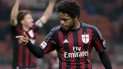 Striker AC Milan, Luiz Adriano, berharap rekan-rekanya bisa memberi kemenangan pada Derby della Madonnina, Senin (1/2/2016) dini hari WIB, di San Siro. (EPA/Matteo Bazzi)