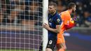 Reaksi pemain Inter Milan Edin Dzeko setelah kehilangan peluang mencetak gol ke gawang Venezia pada pertandingan sepak bola Liga Italia di Stadion San Siro, Milan, Italia, 22 Januari 2022. Inter Milan menang 2-1. (AP Photo/Luca Bruno)