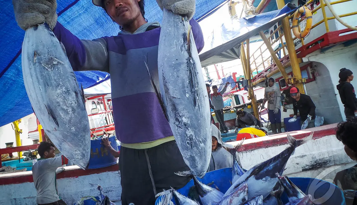 Nelayan Pelabuhan Muara Baru mengeluhkan langkanya BBM, Jakarta, Kamis (28/8/2014) (Liputan6.com/Faizal Fanani)
