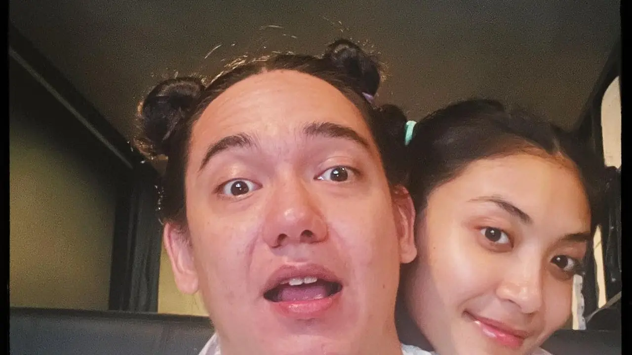 [Fimela] Potret romantisme Adipati Dolken dan Canti Tachril