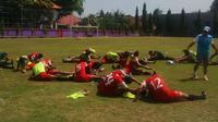 Pemain PSM Makassar melakukan peregangan usai latihan di Lapangan Banteng, Denpasar, Rabu (18/11/2015). (Bola.com/Ahmad Latando)