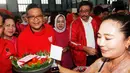 Sekretaris TKN Jokowi-Ma'ruf Amin, Hasto Kristiyanto bersama 1500 perempuan Banten mendeklarasikan diri mendukung pasangan calon nomor urut 01 Joko Widodo-Ma'ruf Amin di GOR Dimyati, Tangerang, Banten, Jumat (21/12). (Liputan6.com/HO/Dodi)