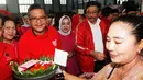 Sekretaris TKN Jokowi-Ma'ruf Amin, Hasto Kristiyanto bersama 1500 perempuan Banten mendeklarasikan diri mendukung pasangan calon nomor urut 01 Joko Widodo-Ma'ruf Amin di GOR Dimyati, Tangerang, Banten, Jumat (21/12). (Liputan6.com/HO/Dodi)