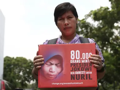 Penggagas petisi Koalisi Save Ibu Nuril mendatangi Kantor Staf Presiden (KSP) di Jakarta, Senin (19/11). Kedatangan mereka untuk menyerahkan permohonan pemberian amnesti untuk Baiq Nuril. (Liputan6.com/Herman Zakharia)