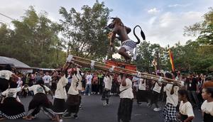 Pawai ogoh-ogoh di Ngawen berlangsung meriah di tengah Ramadhan, jadi simbol kuat toleransi antarumat beragama menjelang Nyepi dan Idulfitri. (Liputan6.com/Hendro Ary Wibowo)