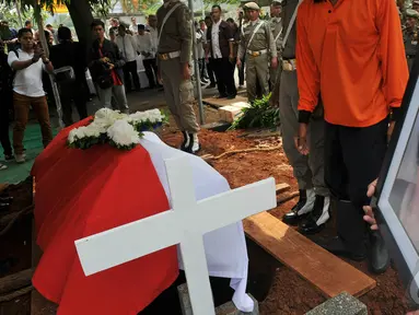 Istri Mantan Gubernur DKI Jakarta Henk Ngantung, Hetty Evelyn Ngantung Mamesah (75) dikebumikan, Jakarta, Jumat (5/9) (Liputan6.com/Johan Tallo)