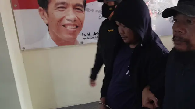 Erick Jonshon Saputra Simangunsong (tengah) debt collector yang membentak anggota polisi dikawal ke Polda Metro Jaya, Kamis (2/3/2023).