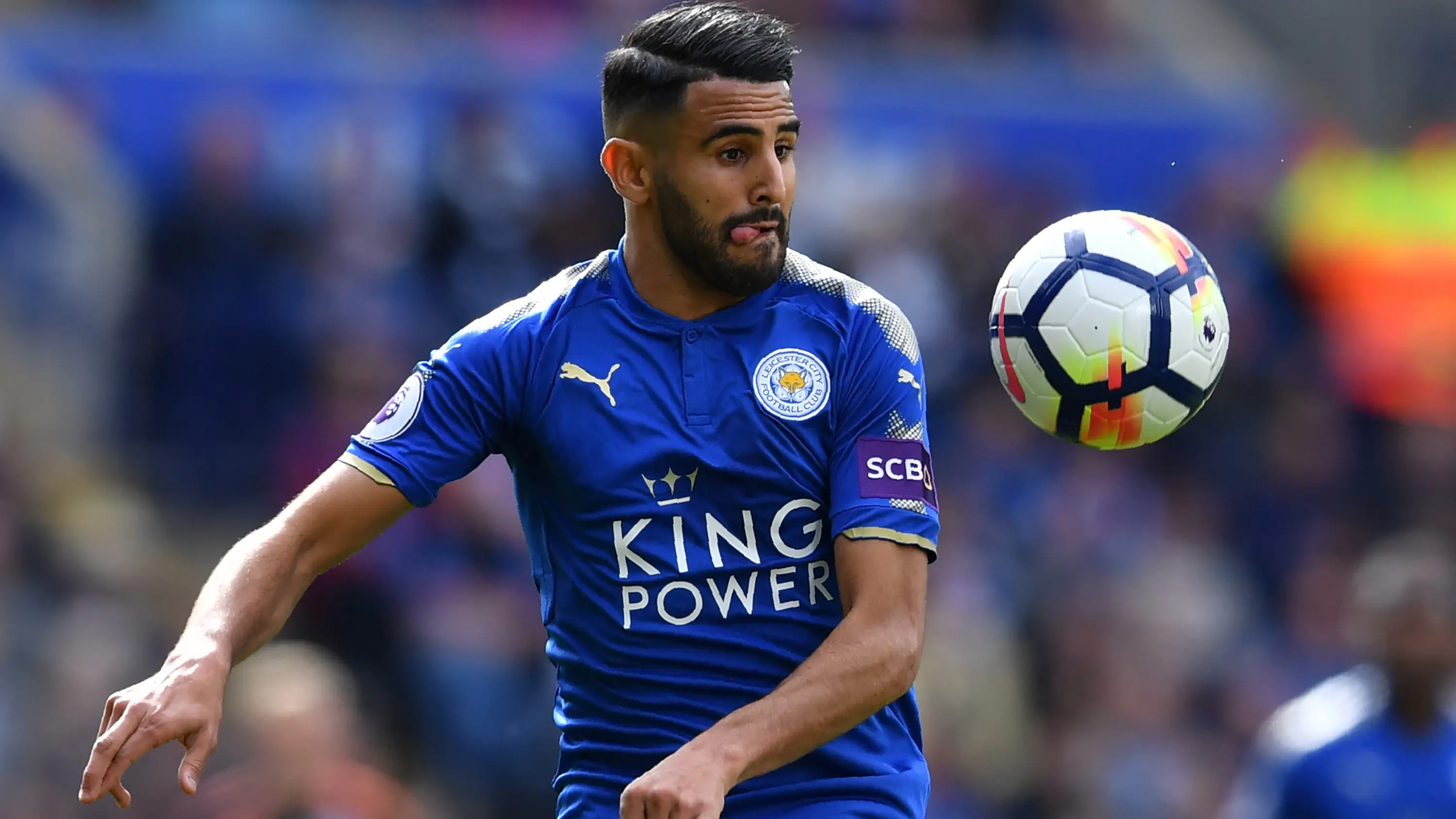 Pemain Leicester City, Riyad Mahrez mencatatkan namanya dalam daftar penghasil assists terbanyak dengan total empat assists untuk timnya hingga pekan ke-11 Premier League. (AFP/Ben Stansall)