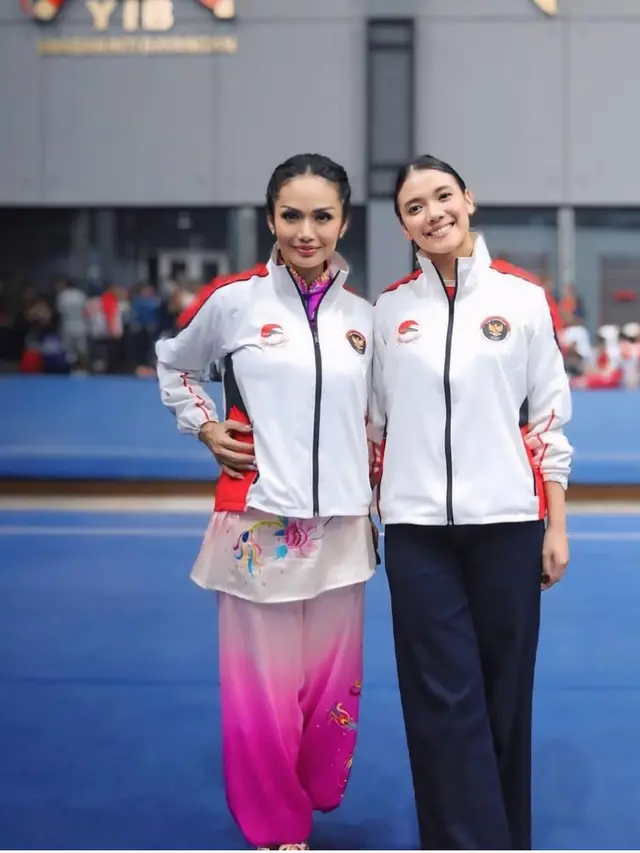 Krisdayanti mengenakan jaket tim Indonesia saat latihan wushu. [@krisdayantilemos]