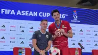 Pelatih timnas Indonesia John Herdman dan Elkan Baggott usai juara FIFA ASEAN Cup 2026 (Liputan6.com/Thomas)
