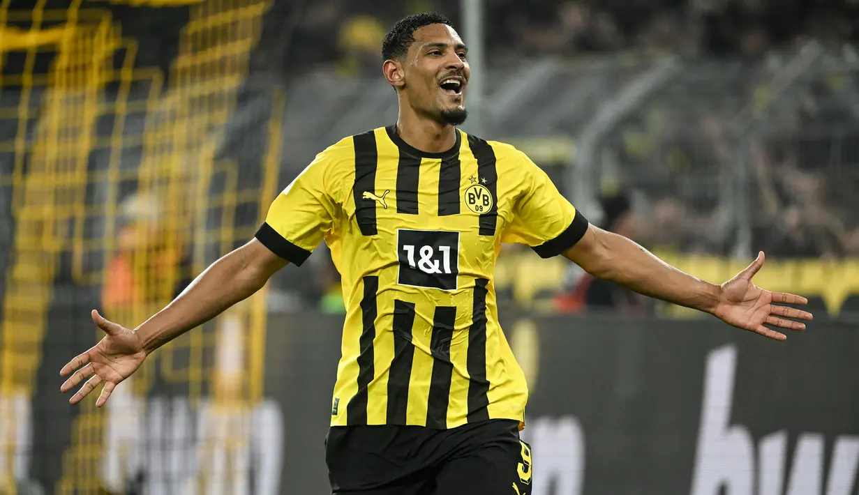 Selebrasi striker Borussia Dortmund, Sebastien Haller setelah mencetak gol ke gawang FC Cologne pada laga Liga Jerman 2022/2023 di Dortmund (18/3/2023). Sebastien Haller menjadi pemain termahal yang dijual Ajax ke Bundesliga di Liga Jerman. Pemain asal Prancis ini didatangkan Borussia Dortmund dari Ajax pada awal musim 2022/2023 dengan nilai transfer 31 juta euro atau setara Rp508 miliar. (AFP/Ina Fassbender)