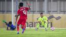Kiper Timnas Indonesia, Ikram Al Giffari berusaha bangkit setelah menghalau tendangan pemain Maladewa, Muzdhan Hassan (kiri) pada laga Grup F Kualifikasi Piala Asia U-20 2024 di Stadion Madya, Senayan, Jakarta, Rabu (25/09/2024). (Bola.com/Bagaskara Lazuardi)