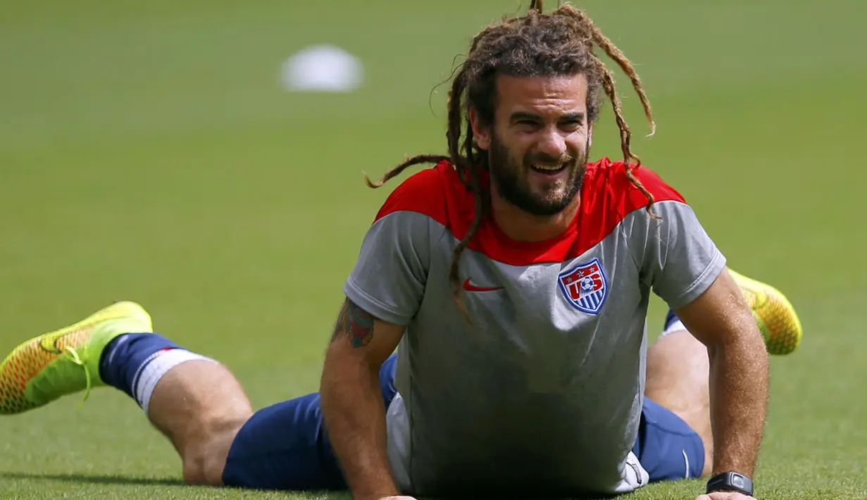 Gelandang AS, Kyle Beckerman, tampil dengan rambut gimbal ala penyanyi raggae di sepanjang berlaga di Piala Dunia 2014. (REUTERS/Brian Snyder) 
