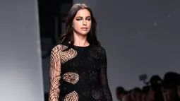 Model asal Rusia, Irina Shayk tampil dalam balutan gaun hitam transparan koleksi Atelier Versace pada rangkaian Paris Haute Couture Fashion Week Spring-Summer 2016 di Paris, Minggu (24/1). (AFP PHOTO / Miguel Medina)