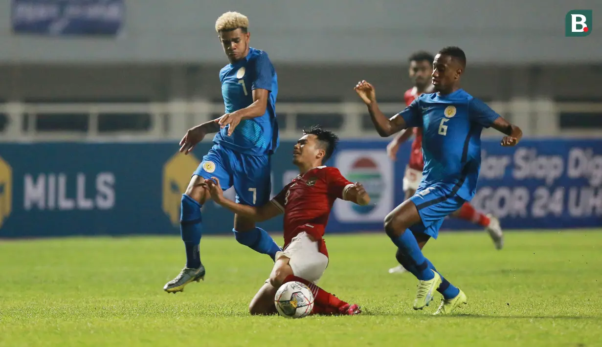 Saking ngototnya bermain, Curacao sampai harus melakukan 18 pelangaran hingga kehilangan satu pemain karena menerima kartu merah. (Bola.com/M Iqbal Ichsan)