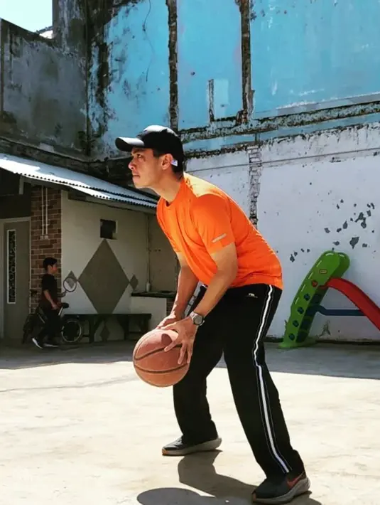 Basket merupakan olahraga favorit Dude. Sebagai pendukungnya, ia memiliki halaman rumah yang cukup luas. Hal itu membuatnya lebih leluasa dalam memilih waktu yang tepat untuk bermain basket. Tak jarang, bintang sinetron Samudra Cinta ini juga mengajari kedua buah hatinya dalam memainkan bola basket. (Liputan6.com/IG/@dude2harlino)