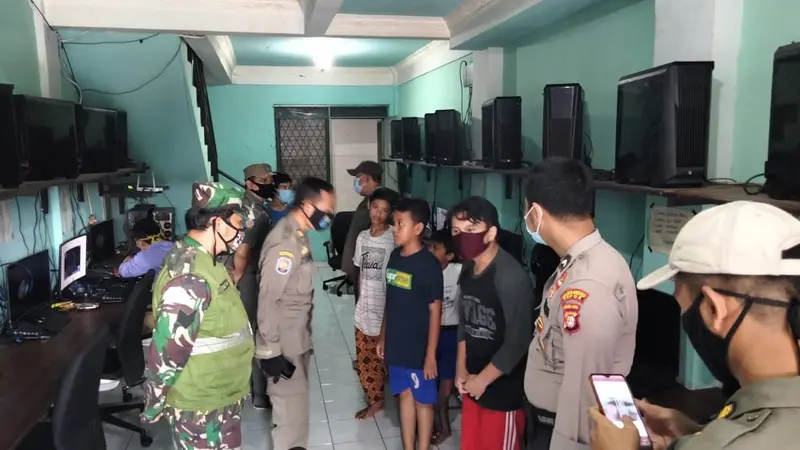 Satpol PP Kota Depok merazia sejumlah pelajar yang bermain game online saat jam pelaksanaan Pembelajaran Jarak Jauh (PJJ). (Liputan6.com/Dicky