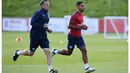 Theo Walcott timnas Inggris usai menjalani latihan persiapan melawan Malta di St George's Park,  Burton-upon-Trent, (4/10/2016). AFP/Paul Ellis)