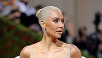 Kim Kardashian Menyesal Rambutnya Dicat Pirang Saat Kenakan Gaun Marilyn Monroe