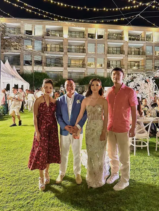 Outfit super bold ini dipadukan dengan wedges bernuansa nude dan handbag putih [@nikitawillyofficial94]