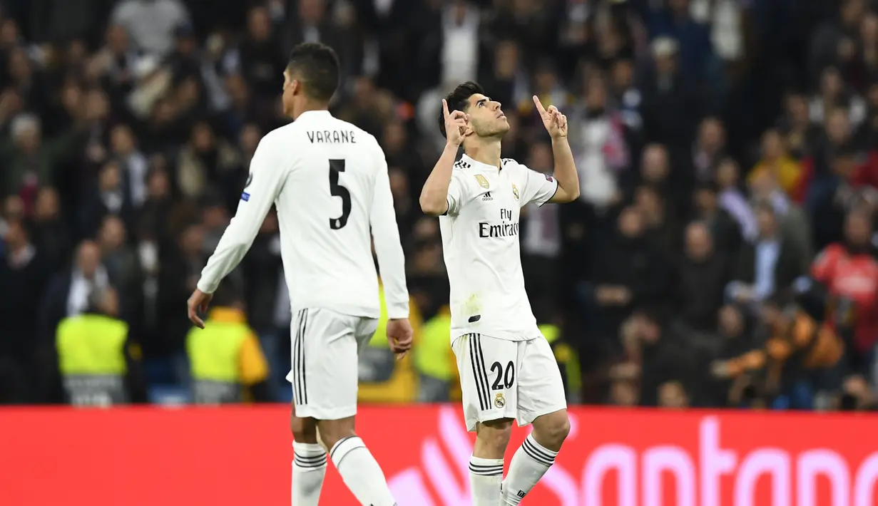 Selebrasi gol Marco Asensio pada laga leg kedua, babak 16 besar Liga Champions yang berlangsung di Stadion Santiago Bernabeu, Madrid, Rabu (6/3). Real Madrid kalah 1-4 kontra Ajax. (AFP/Gabriel Bouys)