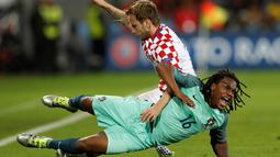 Duel antara pemain Portugal, Renato Sanches, dengan pemain Kroasia, Ivan Rakitic, pada laga 16 besar Piala Eropa 2016 di Stade Bollaert-Delelis, Lens, Minggu (26/6/2016) dini hari WIB. (Reuters/Lee Smith)