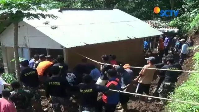 Warga bahu-membahu selamatkan rumah yang nyaris jatuh ke jurang, akibat terjangan longsor setinggi 8 meter di Tasikmalaya.