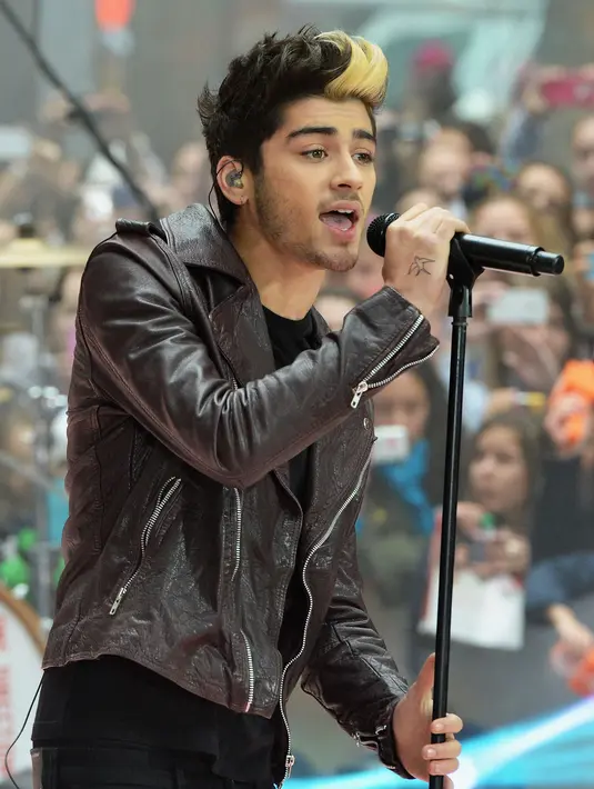 Solois tampan Zayn Malik tentu saja banyak kaum hawa yang mengidolakan dirinya. Namun diantara gemerlap dan gaya hidup selebriti hollywood, Zayn Malik masih bertahan dengan memeluk agama Islam. (AFP/Bintang.com)