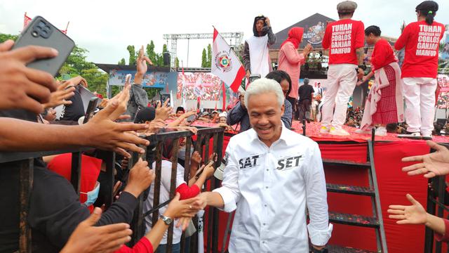 Caption : Ganjar Pranowo menghadiri kampanye terbuka di Alun-alun Wates, Kulon Progo