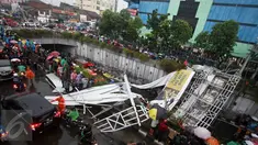 Jembatan Penyeberangan Orang (JPO)  yang berada di Jalan Raya Pasar Minggu, Jakarta Selatan, roboh Sabtu (24/09). Jembatan roboh akibat angin kencang dan hujan deras. (Liputan6.com/Immanuel Antonius)