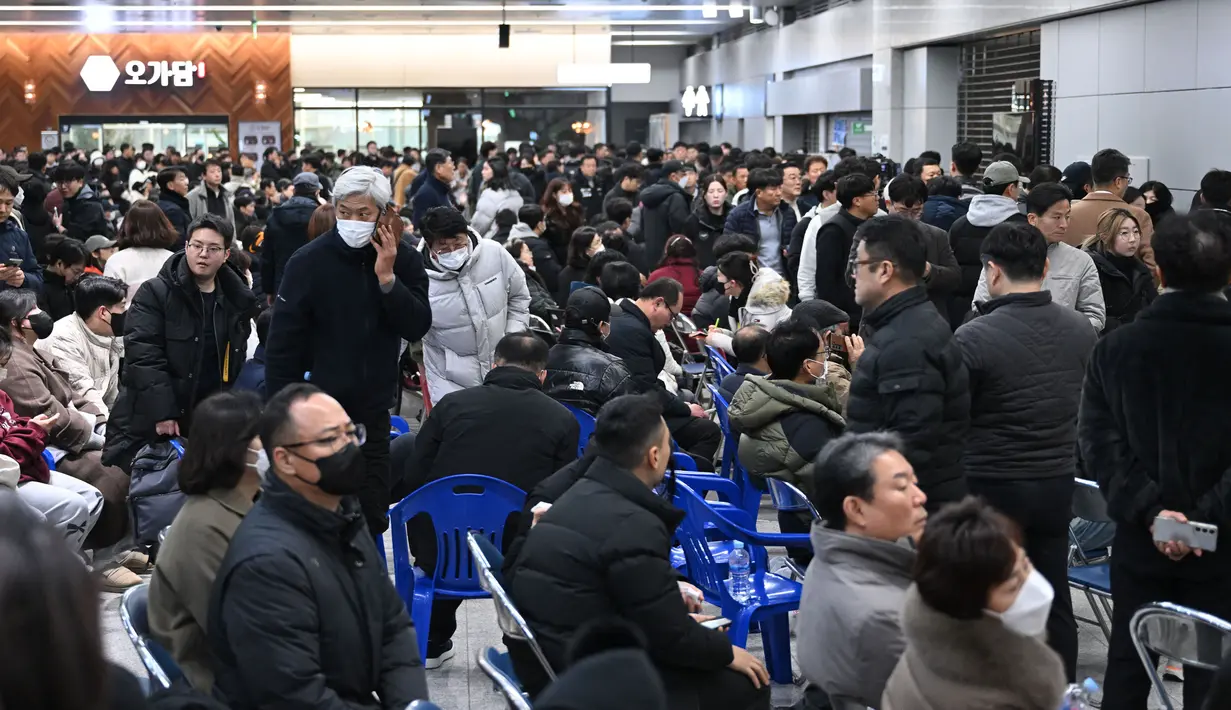 <p>Kecelakaan terjadi sekitar pukul 09.07 pagi waktu setempat. Pesawat Jeju Air dengan nomor penerbangan 7C2216 tersebut terjadwal kembali dari Bangkok, Thailand. (JUNG YEON-JE/AFP)</p>