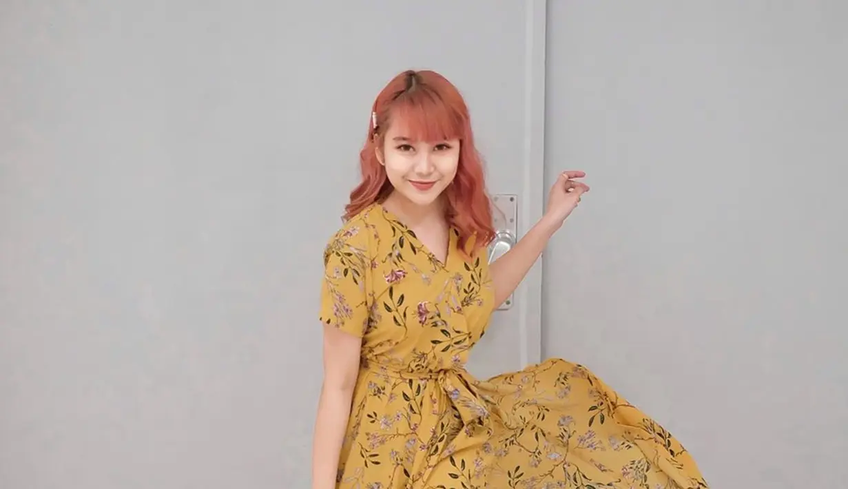 Menggunakan rambut berwarna pink, penampilan wanita kelahiran Singkawang ini terlihat semakin chic dan sangat fresh. Penampilannya semakin ceria dengan dress kuning bermotif bunga-bunga. (Liputan6.com/IG/@gheaindrawari)