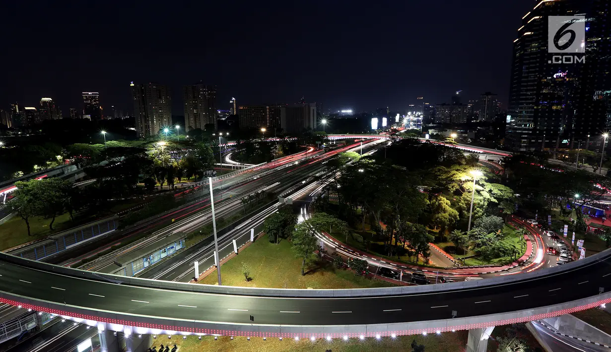 Lampu pemandangan Simpang Susun Semanggi menyala pada malam hari ketika diresmikan Presiden Joko Widodo bertepatan dengan Hari Ulang Tahun ke-72 Kemerdekaan Republik Indonesia (17/08) (Liputan6.com/Johan Tallo)