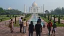 Wisatawan mengunjungi Taj Mahal, setelah ditutup selama lebih dari enam bulan, di Agra, India pada Senin (21/9/2020). Taj Mahal kembali dibuka untuk umum hari ini, Senin (21/9), saat negara dengan 1,3 miliar orang itu telah mencatat lebih dari 5,4 juta kasus Covid-19. (AP Photo/Pawan Sharma)