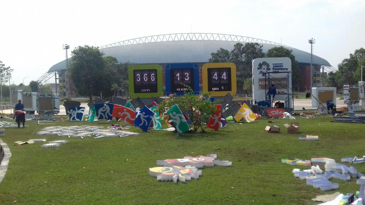 Petugas menyiapkan monumen hitung mundur setahun jelang penyelenggaraan Asian Games di Benteng Kuto Besak, Palembang, Sumatera Selatan, Jumat (18/8/2017). (Liputan6.com/Indra Pratesta)