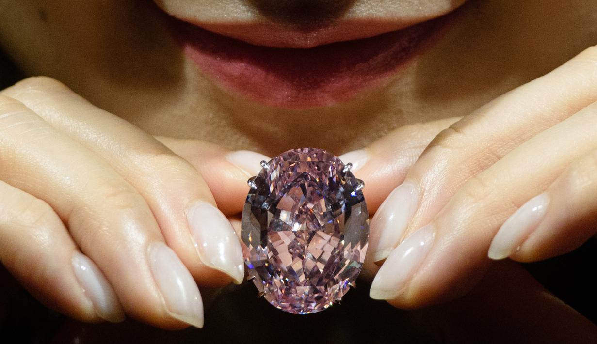 Berlian 59,6 karat yang dijuluki sebagai Pink Star dilelang Sotheby’s di Hong Kong, Selasa (4/4). Berlian ini terjual $ 71,2 juta (Rp.949 M) jauh melampaui perkiraan yang hanya $ 60 juta. (AFP Photo/ ANTHONY WALLACE)