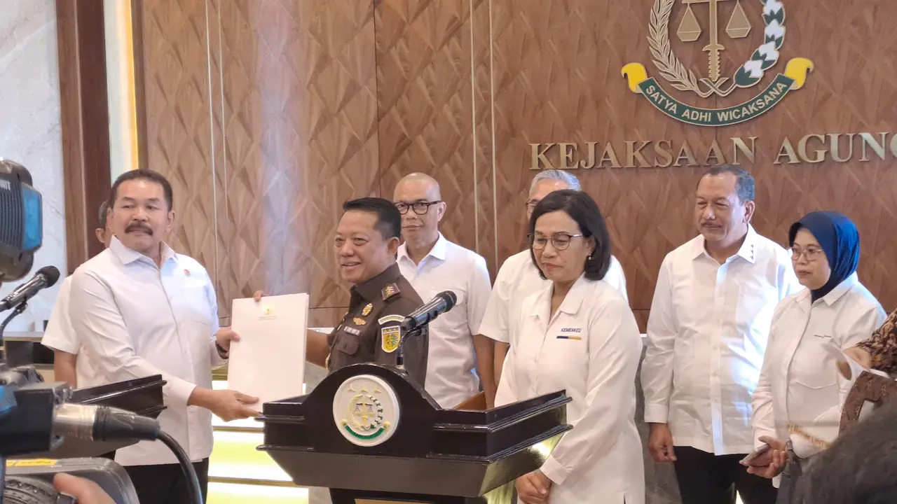 Konferensi pers pertemuan Menteri Keuangan Sri Mulyani dan Jaksa Agung Burhanuddin, Senin (18/3/2024). (Foto: Merdeka/Siti RA)