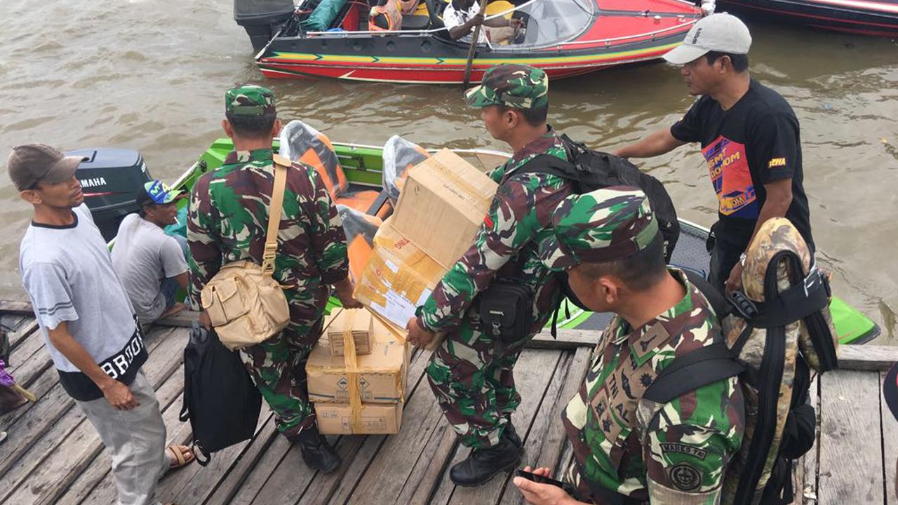 Satgas Kesehatan TNI Beri Vaksin Campak di Asmat