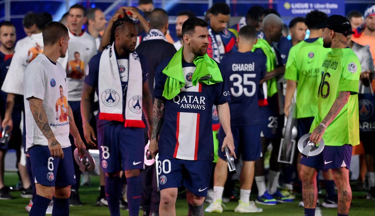 Pemain Paris Saint-Germain, Lionel Messi, meninggalkan rekan satu timnya yang sedang merayakan pesta juara Liga Prancis 2022/2023 di Parc des Princes Stadium, Minggu (4/6/2023) dini hari WIB. (AFP/Franck Fife)