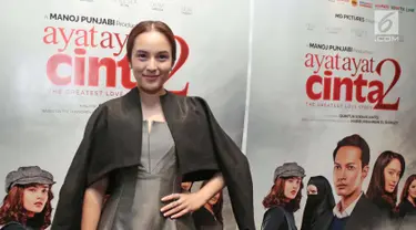 Pemain film Ayat-Ayat Cinta 2, Chelsea Islan tersenyum saat berpose usai konferensi pers di Jakarta, Kamis (7/12). Chelsea Islan akan berperan sebagai Keira di film tersebut. (Liputan6.com/Herman Zakharia)